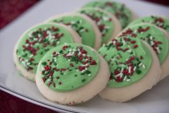Lofthouse-Style-Frosted-Sugar-Cookies-Recipe-1-660x438.jpg