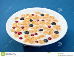 corn-flakes-milk-berries-16800833.jpg