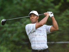 800px-Tiger_Woods_drives_by_Allison.jpg